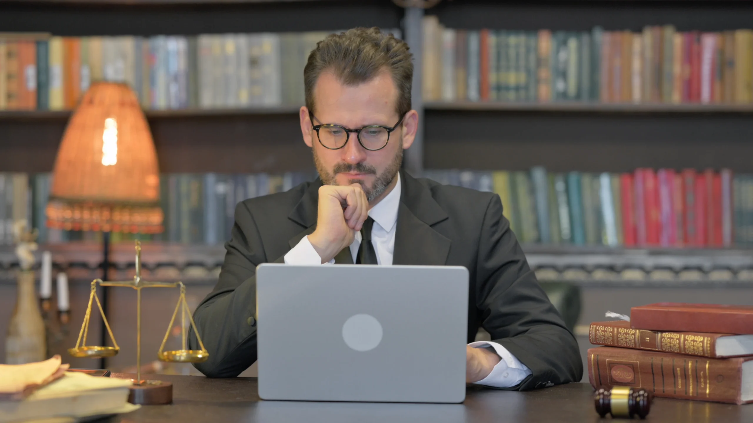 Anwalt arbeitet mit Kanzleisoftware